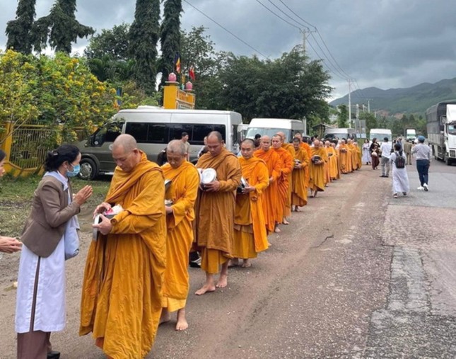 ChưTăng Ni pháp hành khất thực hóa duyên