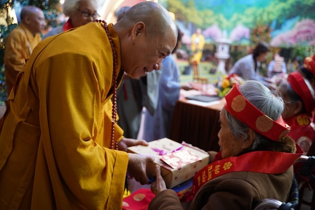 Hòa thượng Thích Bảo Nghiêm trao quà chúc mừng tuổi thọ của các cụ Hòa thượng Thích Bảo Nghiêm trao quà chúc mừng tuổi thọ của các cụ