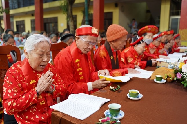 Phật tử cao niên tại lễ chúc thọ do chùa Bằng tổ chức Phật tử cao niên tại lễ chúc thọ do chùa Bằng tổ chức