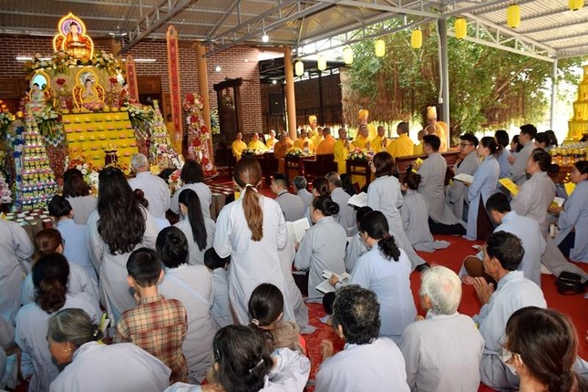 Phật tử tham dự Pháp hội Dược Sư