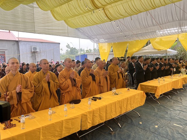 Chư tôn đức Tăng Ni và các Phật tử đã cử hành nghi lễ cầu nguyện Chư tôn đức Tăng Ni và các Phật tử đã cử hành nghi lễ cầu nguyện