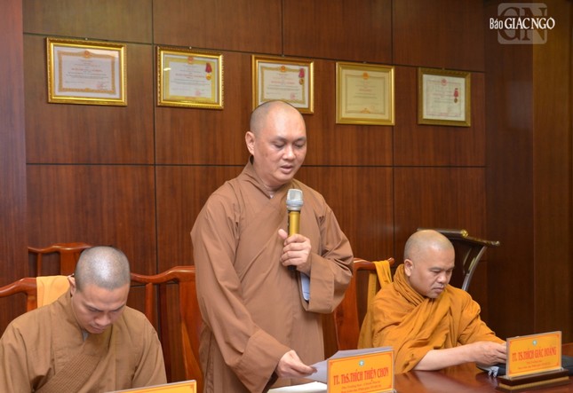 Thượng tọa Thích Thiện Chơn thay mặt Ban Thư ký trình các kế hoạch hoạt động Phật sự Thượng tọa Thích Thiện Chơn thay mặt Ban Thư ký trình các kế hoạch hoạt động Phật sự