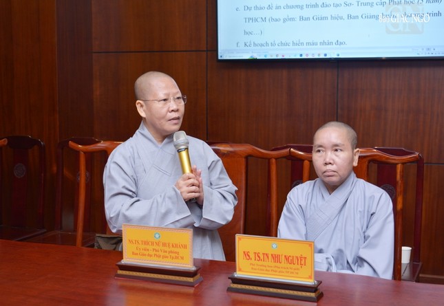 Ni sư Thích nữ Huệ Khánh phát biểu tại buổi họp Ni sư Thích nữ Huệ Khánh phát biểu tại buổi họp