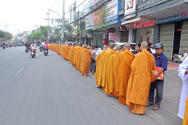 Chư Tăng, Ni khất thực theo truyền thống hệ phái Khất sĩ Chư Tăng, Ni khất thực theo truyền thống hệ phái Khất sĩ
