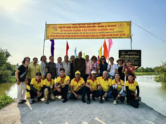 Đoàn từ thiện trong ngày vui khánh thành cây cầu bê-tông Tường Nguyên 462 bắc qua hai huyện Cầu Ngang - Cầu Kè, tỉnh Trà Vinh - Ảnh: TN