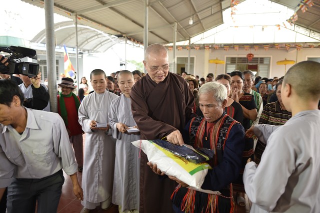 Hòa thượng Thích Huệ Phước trao quà đến bà con vùng cao H.A Lưới Hòa thượng Thích Huệ Phước trao quà đến bà con vùng cao H.A Lưới