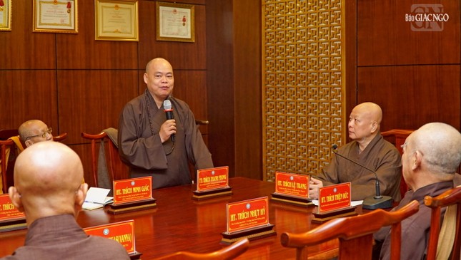 Thượng tọa Thích Thanh Phong đóng góp ý kiến tại buổi họp