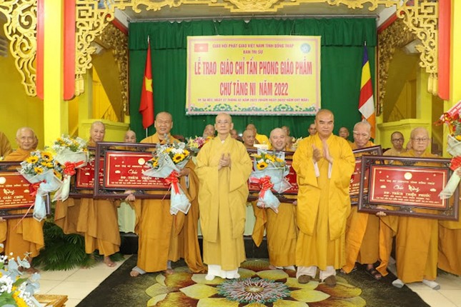 Hòa thượng Thích Chơn Minh, Thượng tọa Thích Tĩnh Triệt tặng khánh chúc mừng