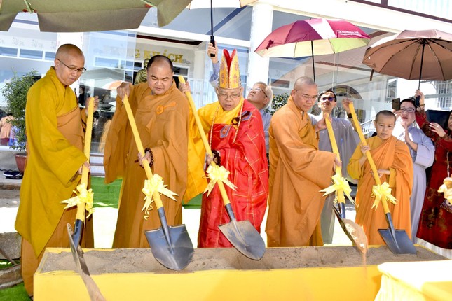 Thực hiện nghi thức động thổ xây dựng ngôi đại hùng bảo điện