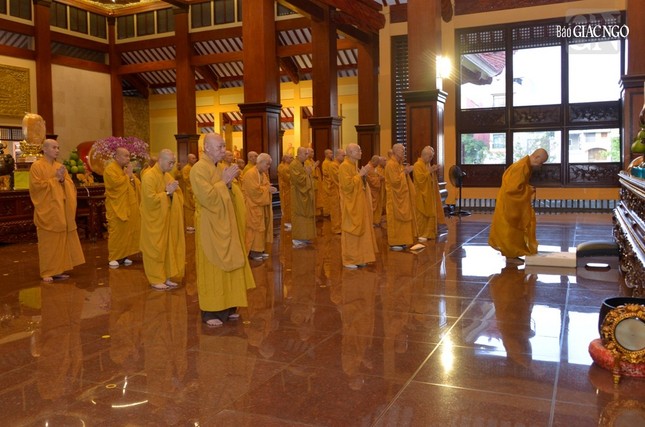 Đức Pháp chủ GHPGVN cùng chư Hòa thượng niêm hương bạch Phật, đại chúng thành kính đảnh lễ Tam bảo Đức Pháp chủ GHPGVN cùng chư Hòa thượng niêm hương bạch Phật, đại chúng thành kính đảnh lễ Tam bảo