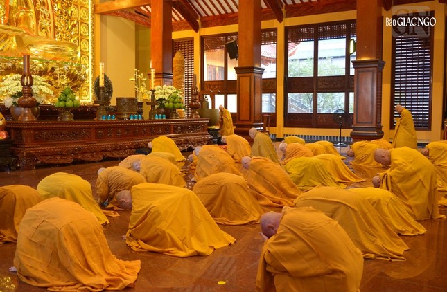 Chư tôn đức đảnh lễ Tam bảo, phát lồ sám hối theo pháp Chư tôn đức đảnh lễ Tam bảo, phát lồ sám hối theo pháp