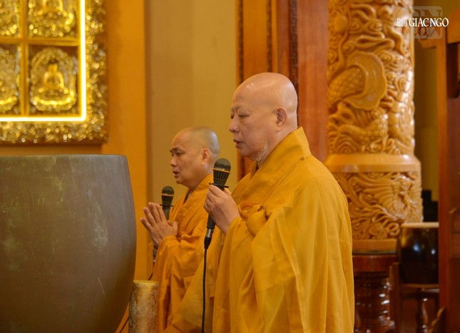 Hòa thượng Thích Lệ Trang, Trưởng ban Trị sự GHPGVN TP.HCM dẫn lễ thực hiện nghi thức bố-tát, nghi thức đặc thù của Tăng đoàn Hòa thượng Thích Lệ Trang, Trưởng ban Trị sự GHPGVN TP.HCM dẫn lễ thực hiện nghi thức bố-tát, nghi thức đặc thù của Tăng đoàn