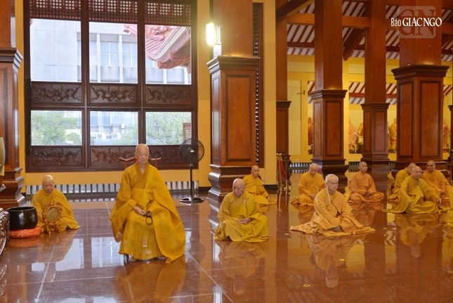 Đức Pháp chủ GHPGVN cùng thính giới với đại chúng Tăng trong mỗi kỳ bố-tát Đức Pháp chủ GHPGVN cùng thính giới với đại chúng Tăng trong mỗi kỳ bố-tát