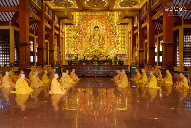 Chư Tăng vân tập định kỳ thính giới, cùng nhắc nhở nhau về giới pháp của hành giả xuất gia, nhằm nuôi lớn các thiện pháp, giới thân huệ mạng Chư Tăng vân tập định kỳ thính giới, cùng nhắc nhở nhau về giới pháp của hành giả xuất gia, nhằm nuôi lớn các thiện pháp, giới thân huệ mạng