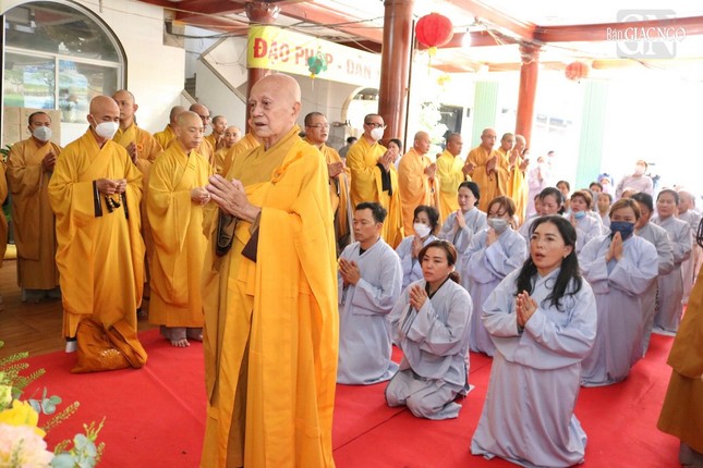 Chư tôn đức Ban Trị sự TP, quận huyện, Phật tử đồng hộ niệm