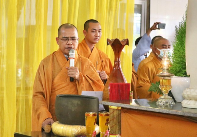 Đại đức Thích Đức Thông, đại diện Ban Tổ chức lễ tang tri ân chư tôn đức đến viếng tang, chia buồn