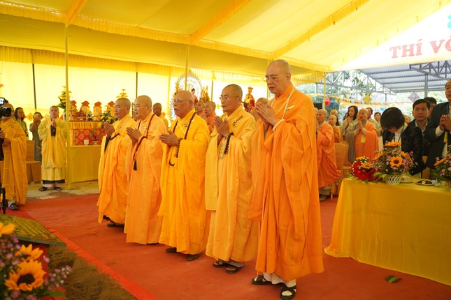 Chư tôn đức cầu nguyện cho Phật sự ý nghĩa này sớm hoàn thành viên mãn Chư tôn đức cầu nguyện cho Phật sự ý nghĩa này sớm hoàn thành viên mãn