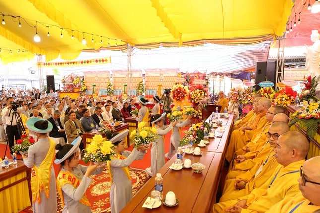 Phật tử dâng hoa cúng dường chư tôn đức