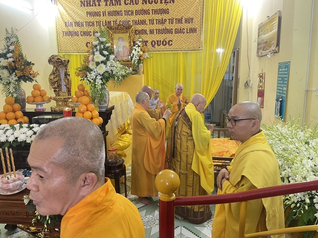 Sái tịnh nhục thân Ni trưởng Thích nữ Chúc Minh