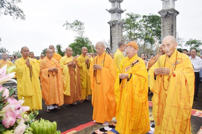 Chư tôn đức niêm hương tưởng niệm trước tháp Tổ