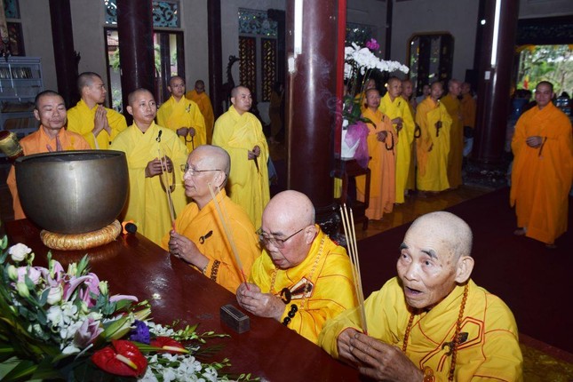 Chư tôn giáo phẩm niêm hương tưởng niểm Tổ khai sơn cùng lịch đại Tổ sư