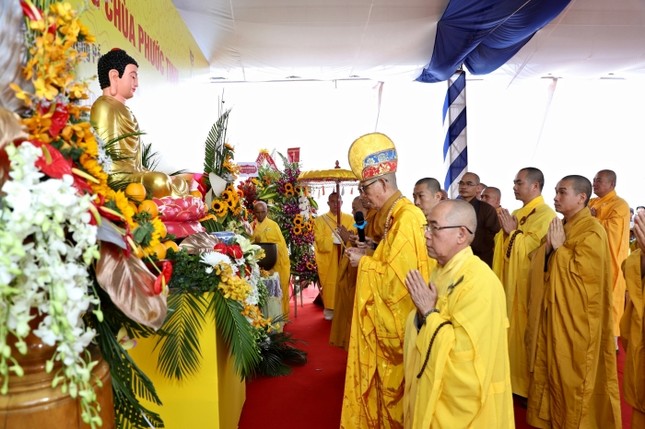 Chư tôn đức niêm hương cầu nguyện cho công trình trùng tu ngôi Tam bảo thành tựu