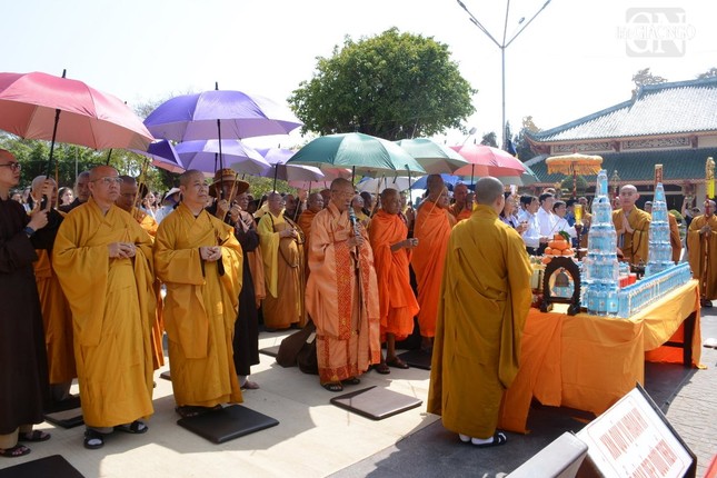 Hòa thượng Thích Huệ Trí làm chủ lễ nguyện hương cho công trình đại trùng tu Quán Âm Phật Đài Hòa thượng Thích Huệ Trí làm chủ lễ nguyện hương cho công trình đại trùng tu Quán Âm Phật Đài