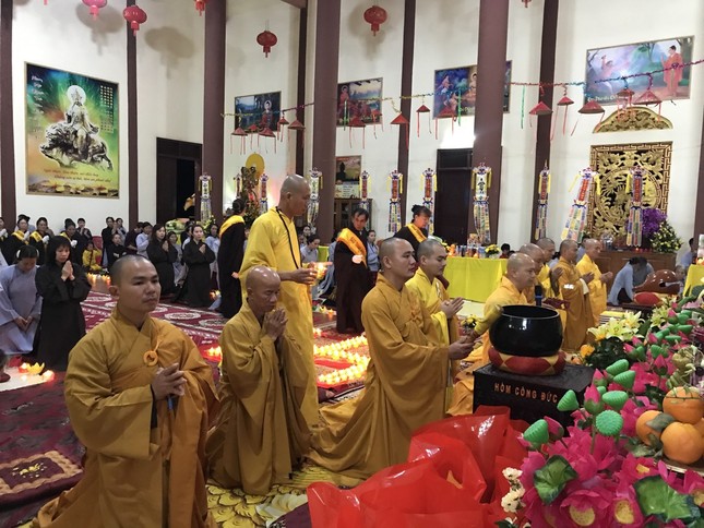 Chư tôn đức đảnh lễ trước Đức Bồ-tát Quán Thế Âm