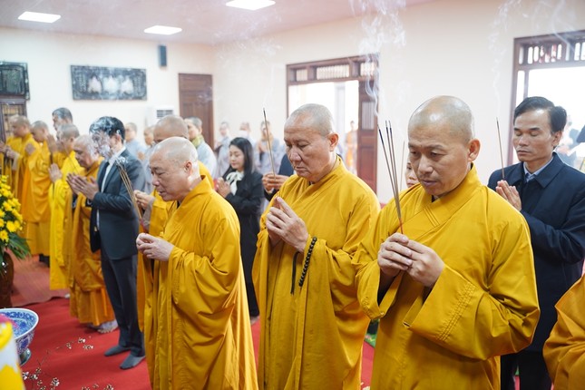 Chư tôn đức Tăng Ni cùng đại diện chính quyền niêm hương đỉnh lễ Tam bảo Chư tôn đức Tăng Ni cùng đại diện chính quyền niêm hương đỉnh lễ Tam bảo