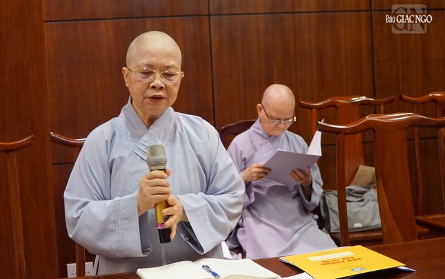 Ni trưởng Thích nữ Như Thảo, Phó Trưởng Thường trực Phân ban Ni giới TP.HCM đóng góp ý kiến tại buổi họp Ni trưởng Thích nữ Như Thảo, Phó Trưởng Thường trực Phân ban Ni giới TP.HCM đóng góp ý kiến tại buổi họp