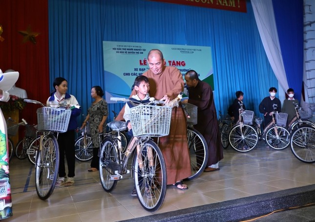 Đại đức Thích Minh Giáo trao xe đạp cho học sinh vượt khó