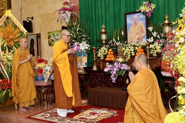 Hòa thượng Thích Châu Quang tưởng niệm cố Hòa thượng Thích Giác Dũng Hòa thượng Thích Châu Quang tưởng niệm cố Hòa thượng Thích Giác Dũng