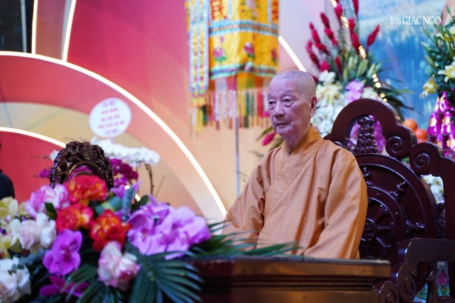 Đức Đệ tứ Pháp chủ, đồng thời là Hòa thượng Đàn đầu của Đại giới đàn Hà Nội năm 2023 Đức Đệ tứ Pháp chủ, đồng thời là Hòa thượng Đàn đầu của Đại giới đàn Hà Nội năm 2023