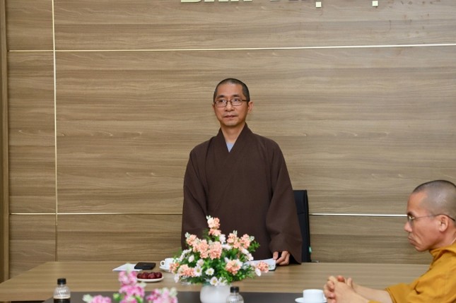 Đại đức Thích Nguyên Huấn chủ trì buổi họp