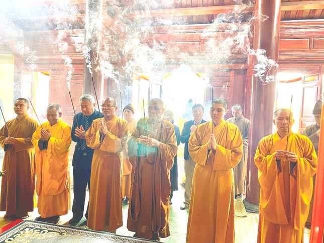 Niêm hương khánh tạ Tam bảo