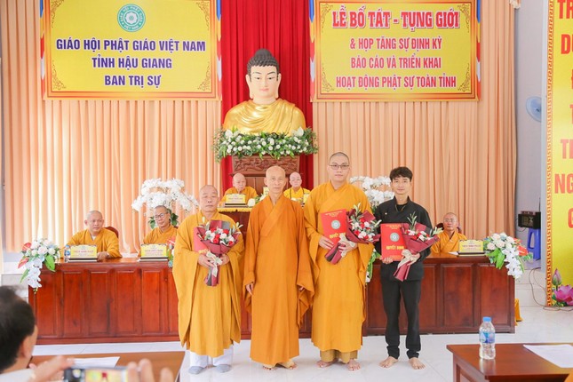 Thượng tọa Thích Thông Hạnh trao quyết định nhân sự Văn phòng Ban Trị sự tỉnh và quyết định bổ nhiệm Phó ban Thường trực Ban Trị sự Phật giáo TP.Vị Thanh Thượng tọa Thích Thông Hạnh trao quyết định nhân sự Văn phòng Ban Trị sự tỉnh và quyết định bổ nhiệm Phó ban Thường trực Ban Trị sự Phật giáo TP.Vị Thanh