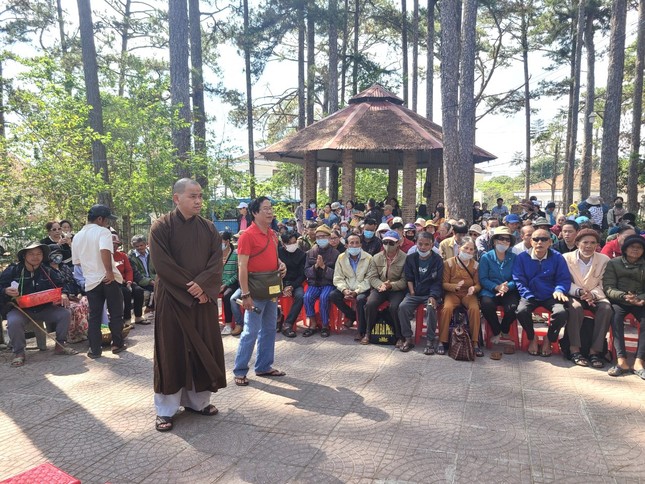 Thượng tọa Thích Thiện Thông động viên bà con khiếm thị cố gắng vượt lên hoàn cảnh Thượng tọa Thích Thiện Thông động viên bà con khiếm thị cố gắng vượt lên hoàn cảnh