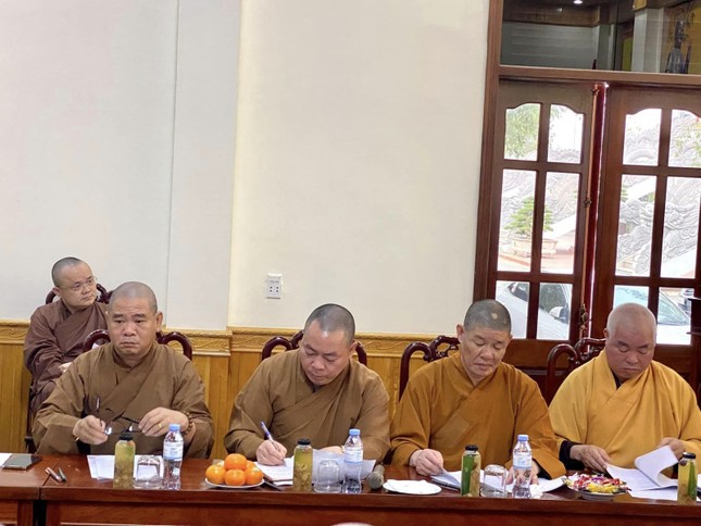 Chư tôn đức tham dự họp Chư tôn đức tham dự họp