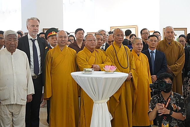 Chư tôn đức và quan khách tham dự triển lãm Chư tôn đức và quan khách tham dự triển lãm