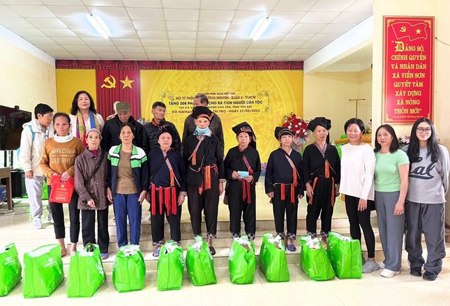 Hội Từ thiện chùa Tường Nguyên tặng quà đến đồng bào dân tộc xã Viễn Sơn - Ảnh: TN