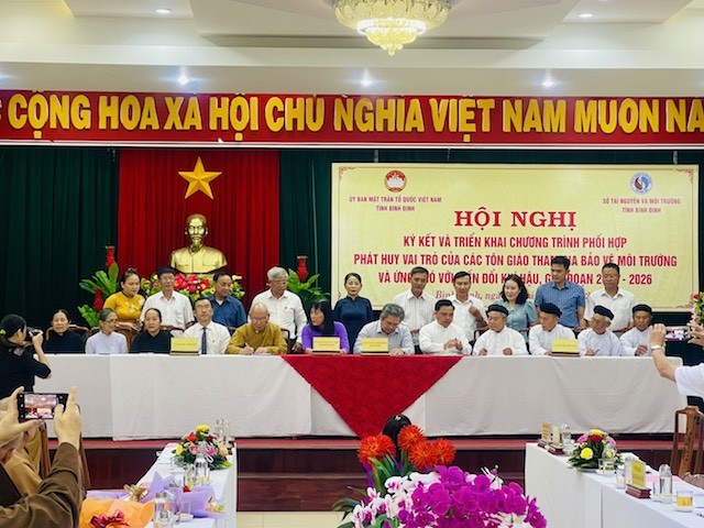 Đại diện các tổ chức tôn giáo đã ký kết với UBMTTQVN tỉnh và Sở Tài nguyên và Môi trường tỉnh Đại diện các tổ chức tôn giáo đã ký kết với UBMTTQVN tỉnh và Sở Tài nguyên và Môi trường tỉnh