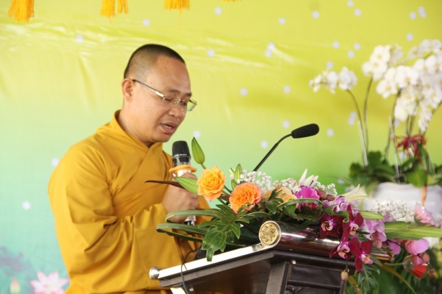 Thượng tọa Thích Vạn Năng, Trưởng ban Tổ chức, trú trì chùa Bồ Đề phát biểu khai mạc