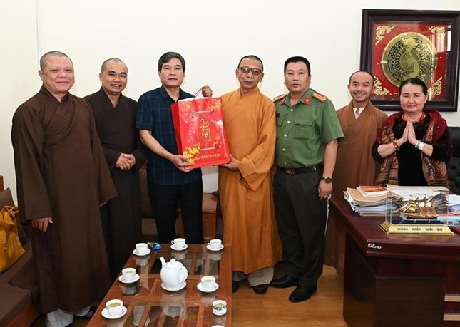 Trao quà nhân chuyến thăm tại Công an tỉnh Lào Cai Trao quà nhân chuyến thăm tại Công an tỉnh Lào Cai