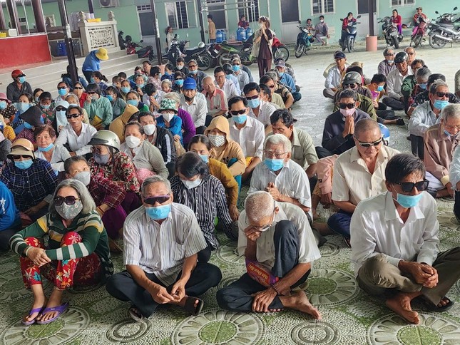 Bà con khiếm thị và gia đình khó khăn đến nhận quà của đoàn chùa Bồ Đề Lan Nhã