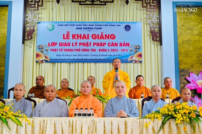 Thượng tọa Thích Thiện Thuận tán thán công đức của Ban Tổ chức