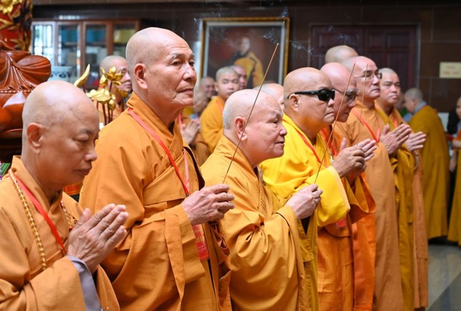 Chư tôn đức niêm hương Tam bảo Chư tôn đức niêm hương Tam bảo