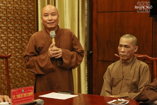 Thượng tọa Thích Tâm Hoa, Phó Thường trực Ban Văn hóa góp ý kiến tại buổi họp Thượng tọa Thích Tâm Hoa, Phó Thường trực Ban Văn hóa góp ý kiến tại buổi họp