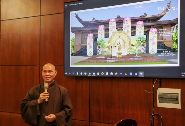 Thượng tọa Thích Trí Chơn giới thiệu bản thảo thiết kế lễ đài Phật đản chính của Phật giáo TP.HCM để thành viên Ban đóng góp ý kiến Thượng tọa Thích Trí Chơn giới thiệu bản thảo thiết kế lễ đài Phật đản chính của Phật giáo TP.HCM để thành viên Ban đóng góp ý kiến