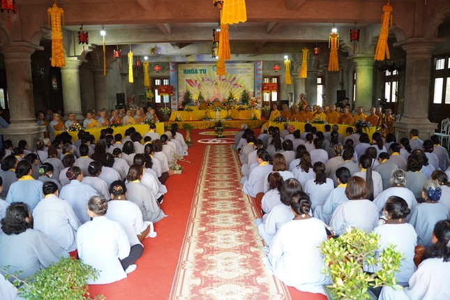 Phật tử tham gia khóa tu