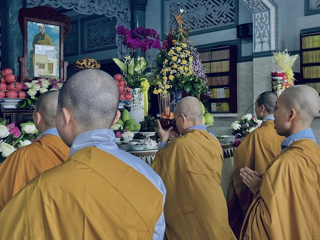 Thành kính dâng phạn thực cúng dường - Ảnh: K.S Thành kính dâng phạn thực cúng dường - Ảnh: K.S